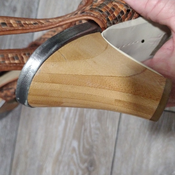 Frye brown woven leather heeled sandals. Size 9.5 - Picture 4 of 10